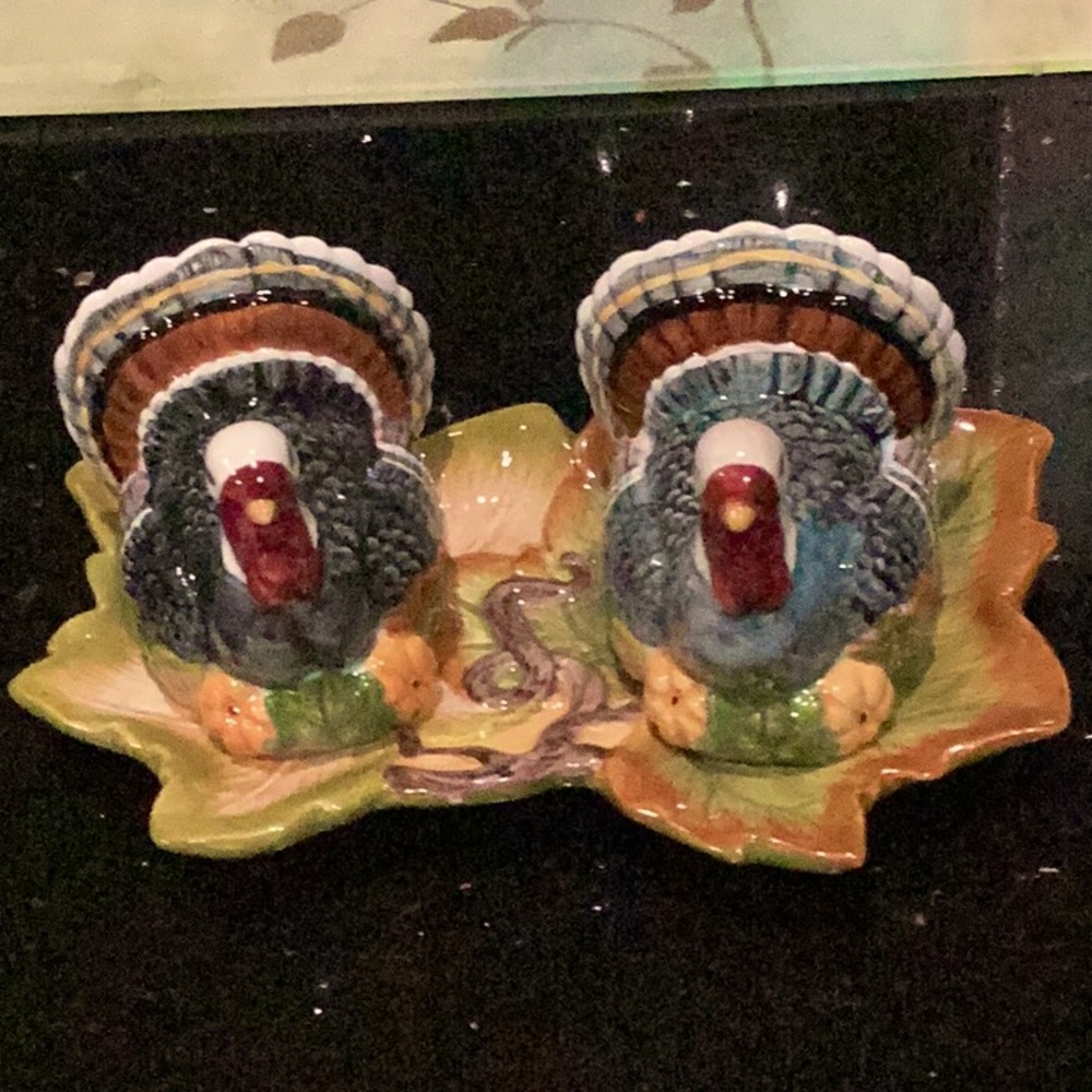 BELLA CASA by GANZ CERAMIC PAIR OF TURKEY ON A CERAMIC AUTUMN PLATTER.